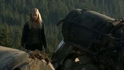 Clarke shouldn't be out here. - The 100