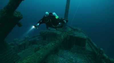 Clarke: SO WHEN IT'S COVERED
WITH THE ICE, - Mysteries of the Deep