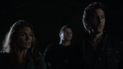 Clarke. What is
she doing? - The 100