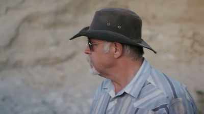 Clayton: NO WAY AROUND
THIS THING. [ LAUGHS ] - Dino Hunters