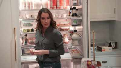 -Clea, how's the fridge going?
-Terribly. Thank you for asking. - Get Organized with The Home Edit