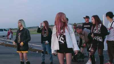 - Clear in front.
- Everybody get out. - Blackpink: Light Up the Sky