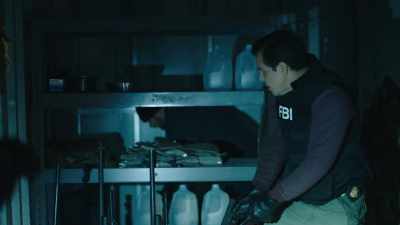 - Clear left.
- He's got taste. - FBI: Most Wanted