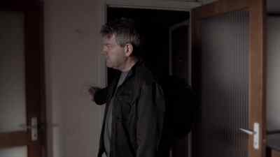 (CLICKS SWITCH BACK AND FORTH) - Wallander
