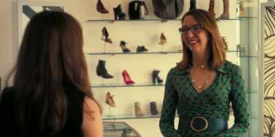-[clicks tongue] It was.
-And are you surfing the web? - Girlboss