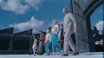 Close the gates. - Charlie and the Chocolate Factory