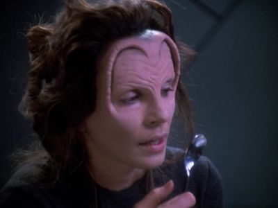 Cmdr Bloom to Yorktown.
Come in, Yorktown. - Star Trek: The Next Generation