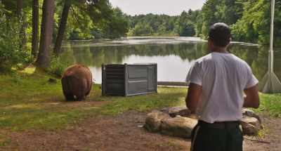♪ C'mon, give the bear a hug! ♪♪ - Super Troopers 2