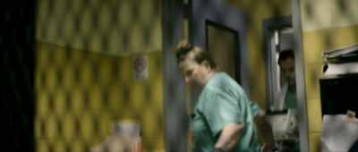 Code blue! Get in here!
Hurry. Come on. Come on. - Suitable Flesh