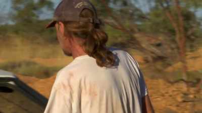 Col, Aaron and Greg
are still struggling - Outback Opal Hunters