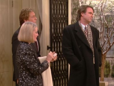 Colin, darling, I'll be right with you.
Just fixing my face. - The Nanny