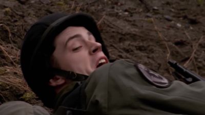 - Colonel! I'll draw his fire.
- Negative! That is a real weapon. - Stargate SG-1