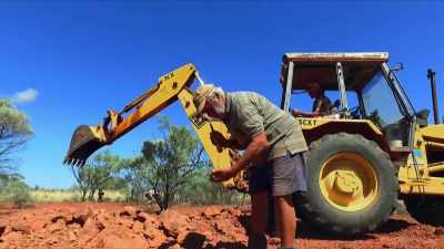 ..Col's Crew
are fighting against time. - Outback Opal Hunters
