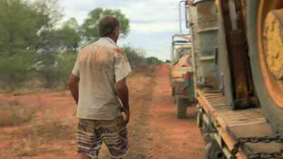 Col's Crew's dirt
road trip is stuck in the mud. - Outback Opal Hunters