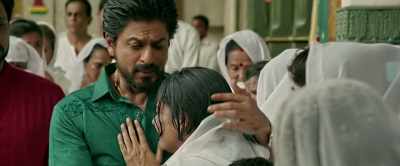 Come close to me. - Raees