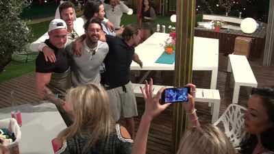 ‐Come, come.
‐Come, come quickly. - Love Island