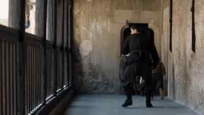 Come here, come here. Give me your hat. - The Musketeers