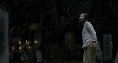 - Come here.
- Hee-yeon. - The Mimic