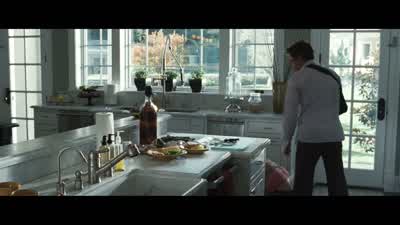 Come here, I'll help you pick it up. - Due Date