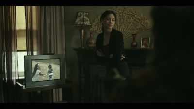 - Come here.
- (laughter on TV) - American Rust