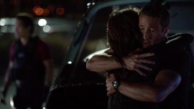 Come here. - Hawaii Five-0