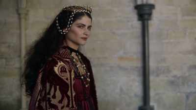 Come. Let me tend to your eye. - The Spanish Princess