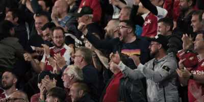 Come on, boys. Come on, boys. - Welcome to Wrexham