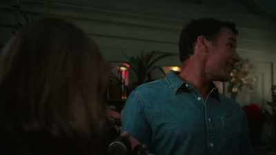 Come on.
Coast is clear. - Zoey's Extraordinary Christmas