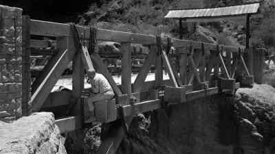 Come on, come on!
Everybody off the bridge. - The Mountain Road