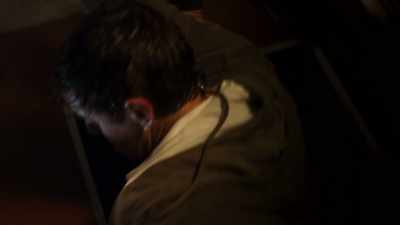 - Come on. Come on. I got you.
- Trent. - Deep Blue Sea 2