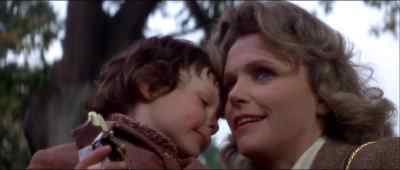 Come on, darling.
Let's go see the monkeys, OK? - The Omen