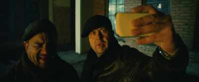 Come on, everyone's in there.
Now smile. - Rendel