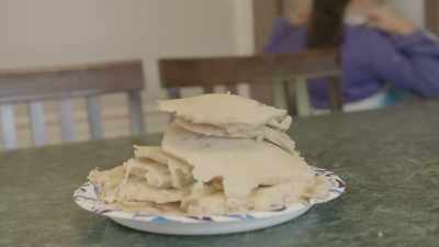 Come on.
Gabby made pancakes. - Through Our Eyes