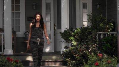 Come on, get in the car. - Pretty Little Liars