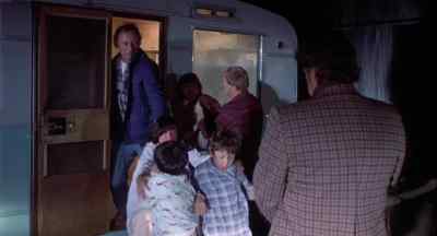 Come on, get outside.
Get her out. Get out! - Mr. Majestyk