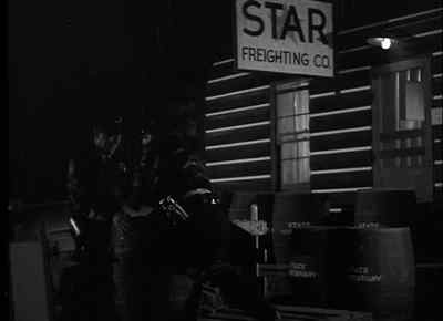 - Come on, give me a hand with this thing.
- Okay. - Dillinger