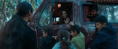 -Come on, go home. Bye.
-Bye. Bye. - Bhoot Police