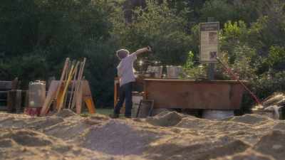 - Come on. Grab some tools.
- Okay, here we go. - AJ and the Queen