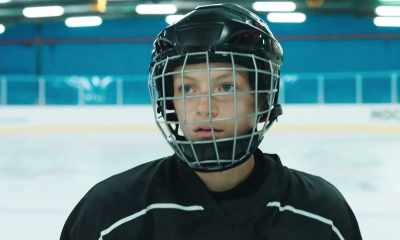 Come on, guys. Keep skating.
Crossover, crossover. - Close