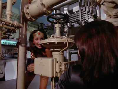 Come on, you have to get out of here. - Wonder Woman