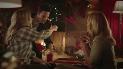 Come on here.
Help me out here. Oh! - Unwrapping Christmas: Olivia's Reunion