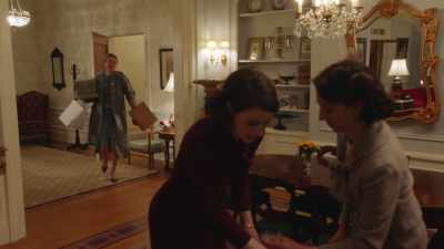 - Come on in, Astrid.
- Oh, hi! - The Marvelous Mrs. Maisel