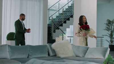 - Come on in.
- Thank you. - Dying to be Famous