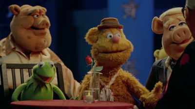 -Come on in. Yeah.
-(RUPAUL CHUCKLING) - Muppets Now