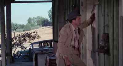 - Come on, Johnny, open up!
- Who are you? - The Grissom Gang