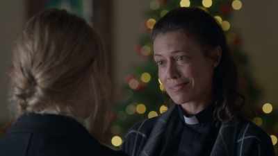 -Come on.
-[Juniper grunts] - Mistletoe Ranch