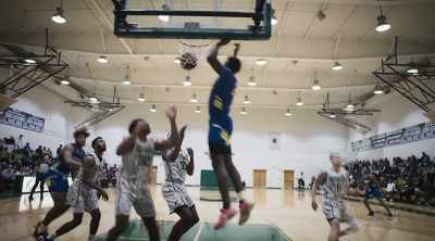 - Come on, K! K!
- Mensah underneath. - Last Chance U: Basketball