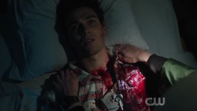 Come on, kid.
Come on, wake up. - Riverdale