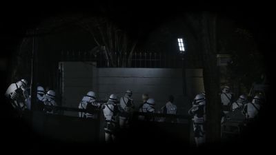 Come on! Let us in! - The Walking Dead