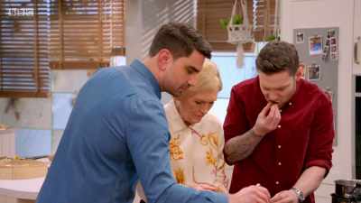 Come on, let's get in, let's get in.
Start trying. - Britain's Best Home Cook
